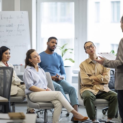 medium-shot-people-learning